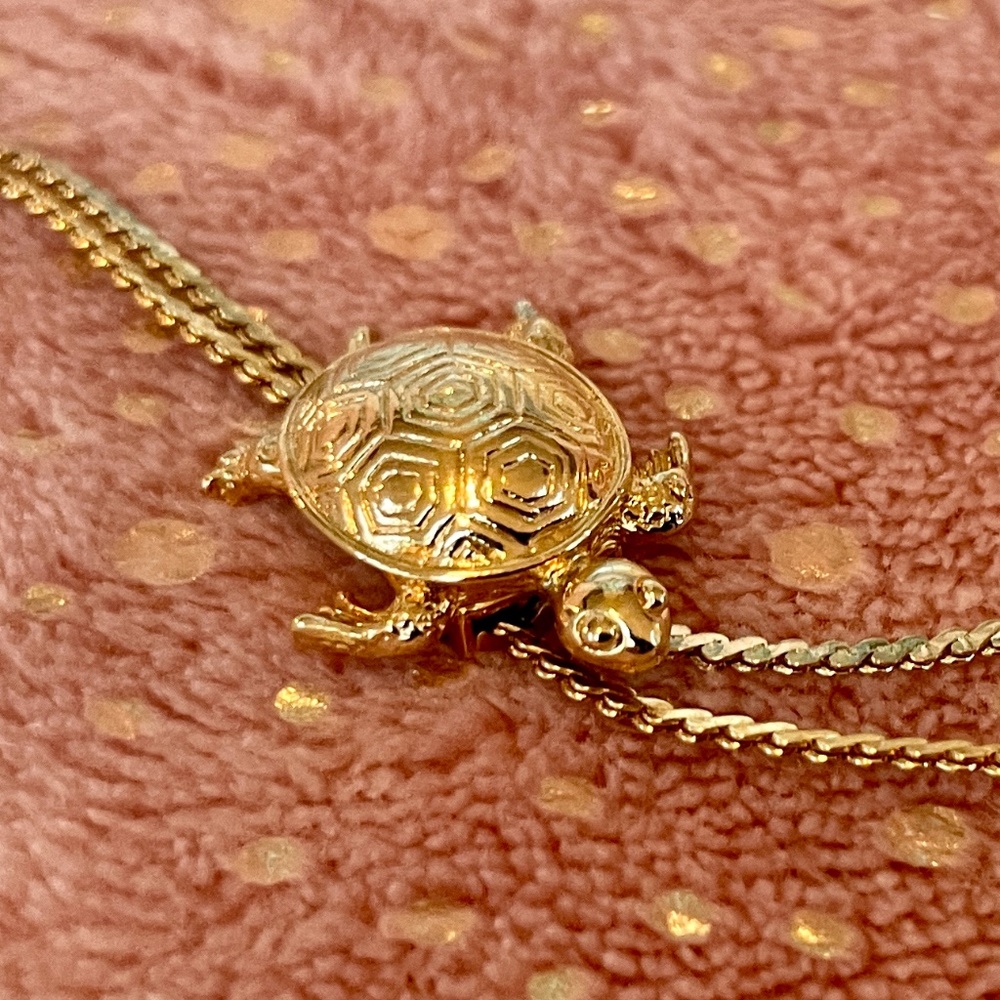 Avon - GOLD Turtle Bay Necklace